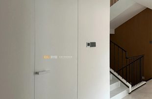 幸好选了“墙同款”木门——客厅、走廊、房间，颜值瞬间翻倍！